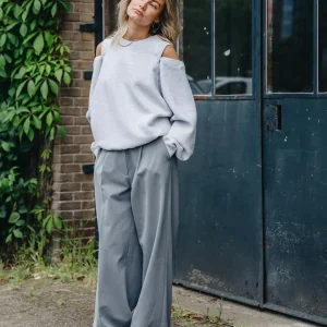 Grijze sweater met open schouders